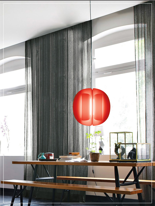 Red pendant lampshade Kronos in a dining room.